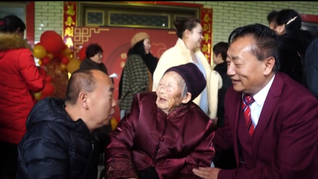 老人庆祝100岁生日,儿孙五世同堂齐聚送祝福,家人回应长寿秘诀