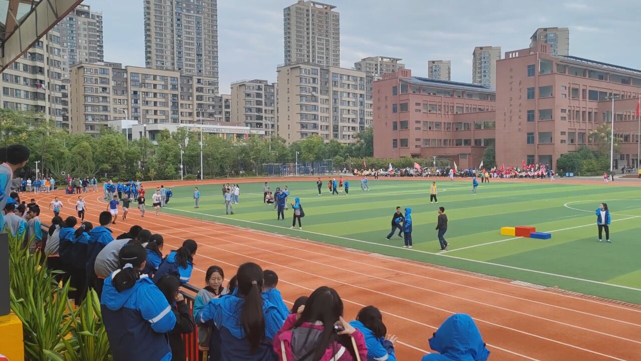 小学生被同班同学暴力磕断门牙,家长想调班学校称不合适:没有过先例