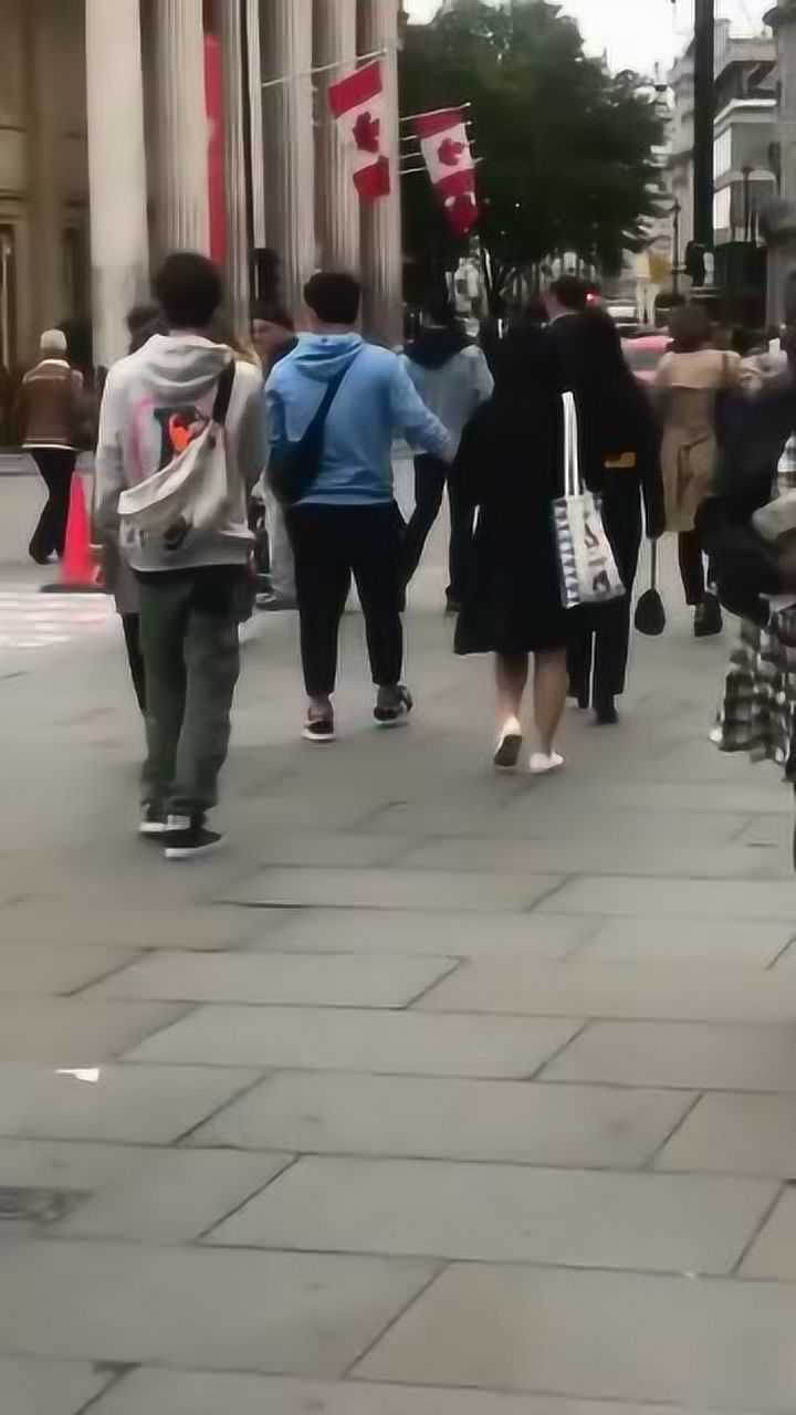 伦敦街头偶遇王一博看到眼前这一幕网友还是国外好没人堵
