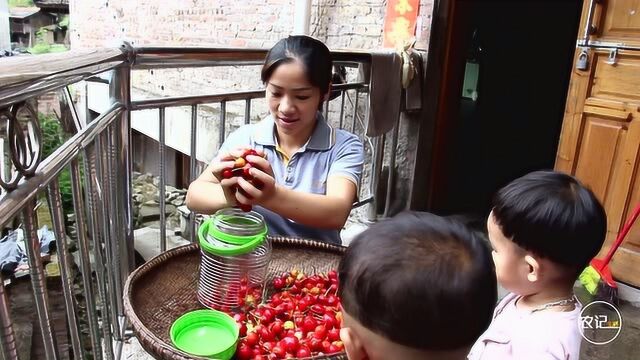 家里种的七彩椒结得真好,姑娘摘回家做了一大罐泡椒,下酒绝配