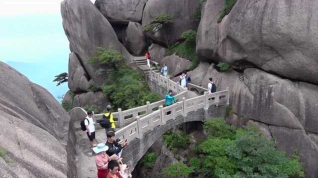 黄山莲花峰时隔五年再次开放,虽然没有天都峰险峻,爬上去也不轻松