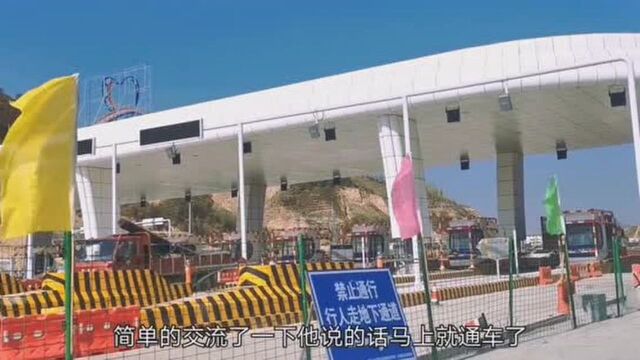 实拍兰州北收费站建设现场,车道已全部建好,目测已具备通车条件