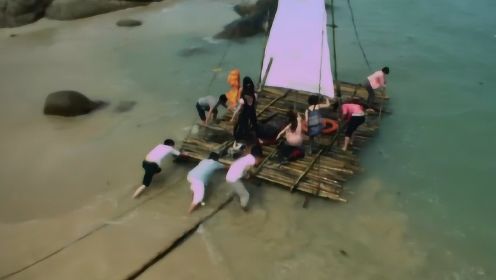 影视：船被风暴掀翻，当9人醒来时困于荒岛，几天后自制木筏求生