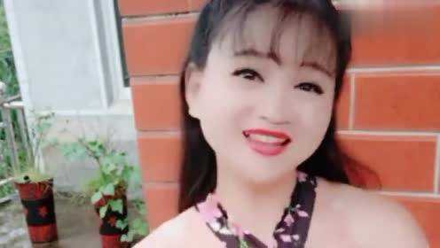 女歌手唱首《快乐老家》，改编的歌词很有意思，真好听