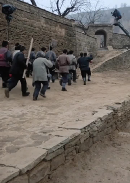 拍戏幕后花絮，电视剧里老少爷们打鬼子是这样拍的