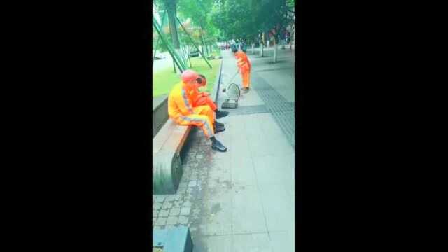 这也许是环卫风格的吧, 简约又不失尊贵的搭配