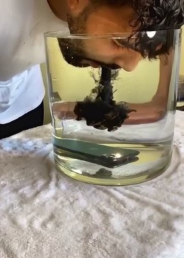 歪果仁做小实验，这是有口臭吗，为何水都黑了！
