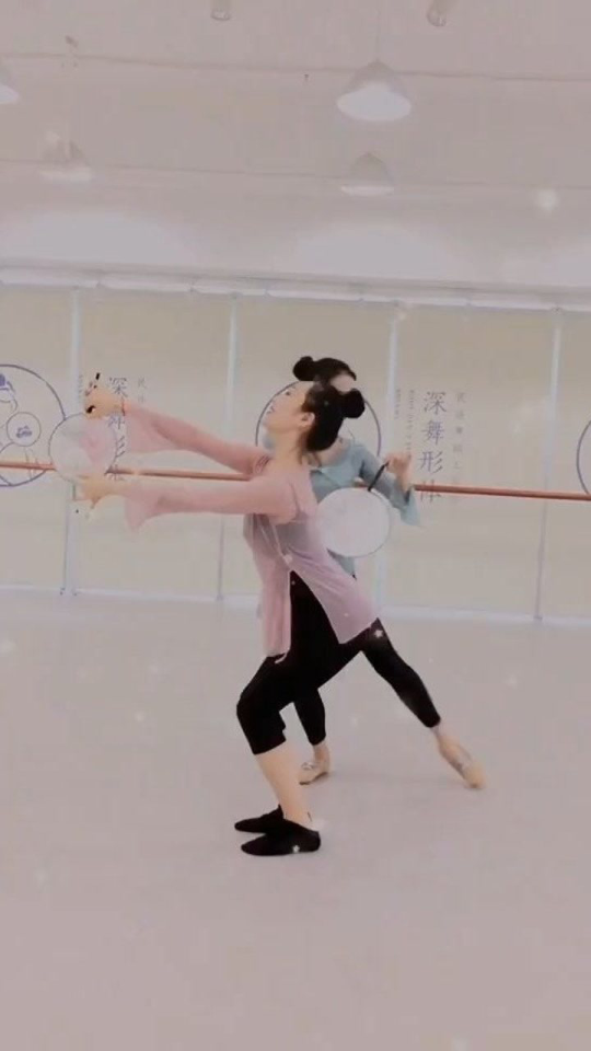 兰花指拈红尘似水，这位小姐姐好适合跳这种舞蹈