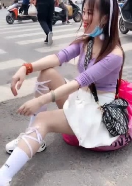 本想提醒美女注意走光，没想到她直接掀开了裙子，还是我太天真了！