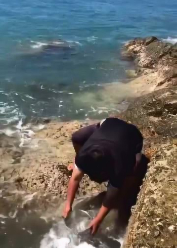 海边捉鱼的小伙，拿出自己的工具，媳妇都嘲笑！
