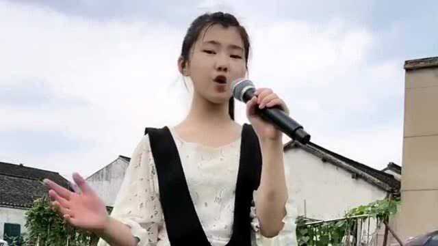 10岁小姑娘深情演唱《微微》,太好听了,好听醉了