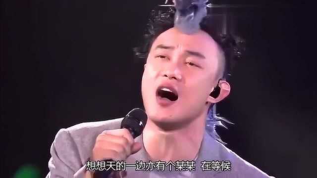 陈奕迅深情演绎《葡萄成熟时》现场版,唱哭观众唱哭自己