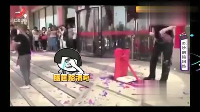 家庭幽默录像:美女点羊排却不会英语,向服务员学羊叫,没毛病