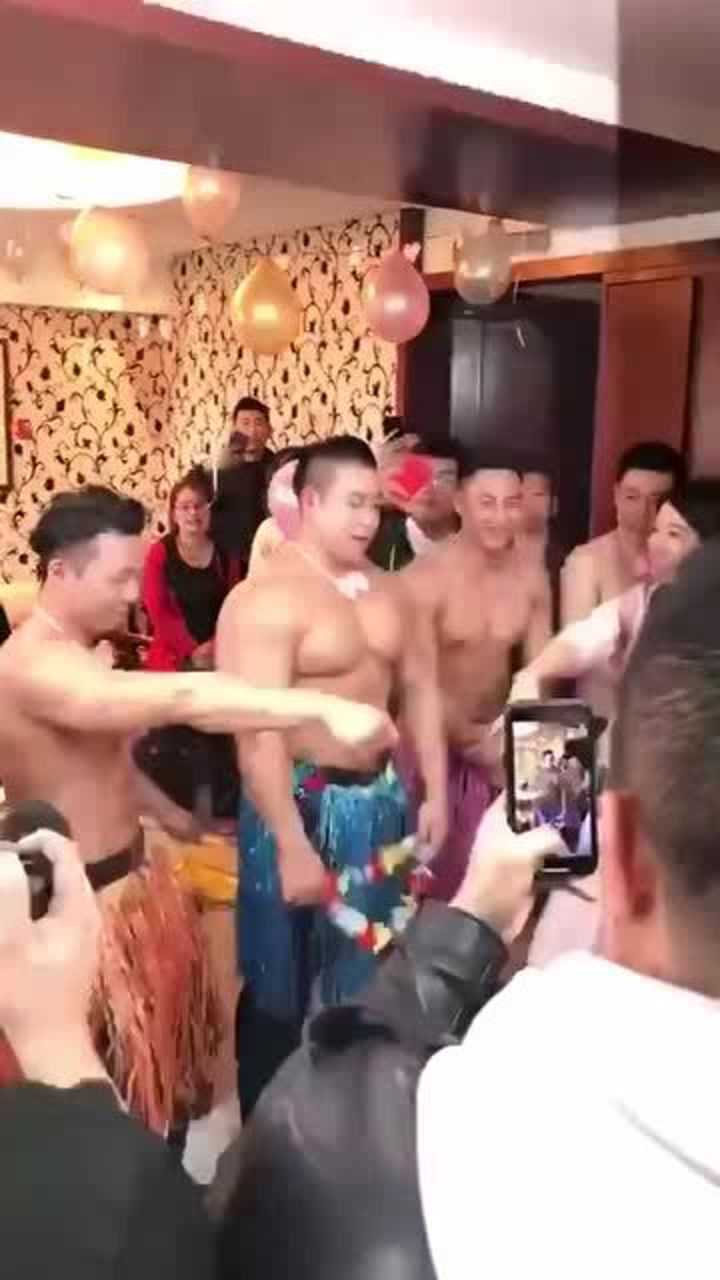 肌肉男看看肌肉男们怎么表演的海草舞这聚会太好玩了