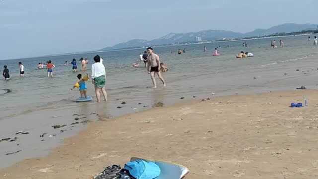 烟台养马岛海水浴场海水很清澈,人不多!