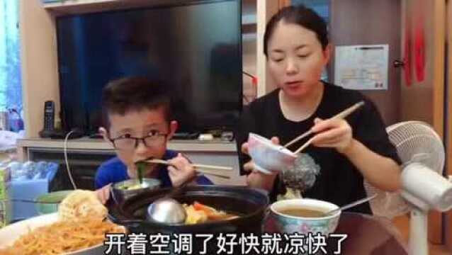 香港老公晚上不回家吃,陕西老婆做饼吃,儿子普通话有进步.