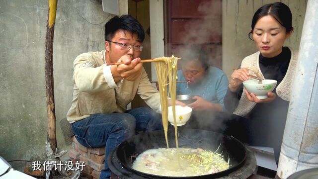 天冷了,老爸外出务工,五斤老鸭做一锅鸭煲,吃到流眼泪