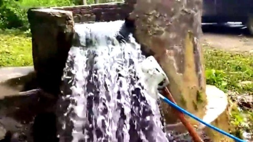 路边发现一口神奇的古井，不断有水涌出来，真是让人大开眼界