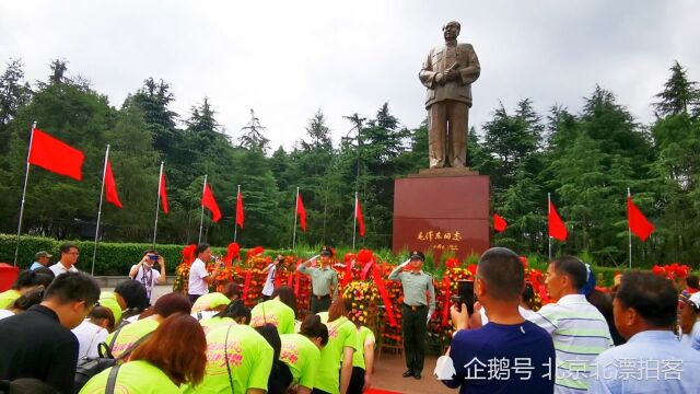 实拍:韶山毛主席铜像前,人们发自内心拜谒毛主席,太感动了!