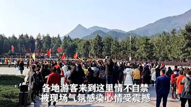 湖南韶山旅游区红日高照,邵阳高沙镇村民自发到毛主席铜像前献花