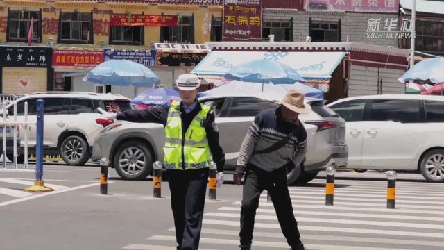 西藏:拉萨交警开展活动迎接首个中国人民警察节