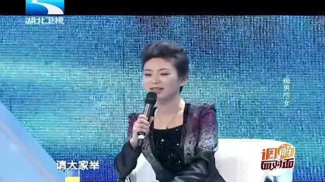 丈夫买了条围巾,送给妻子,妻子太激动紧紧抱住他