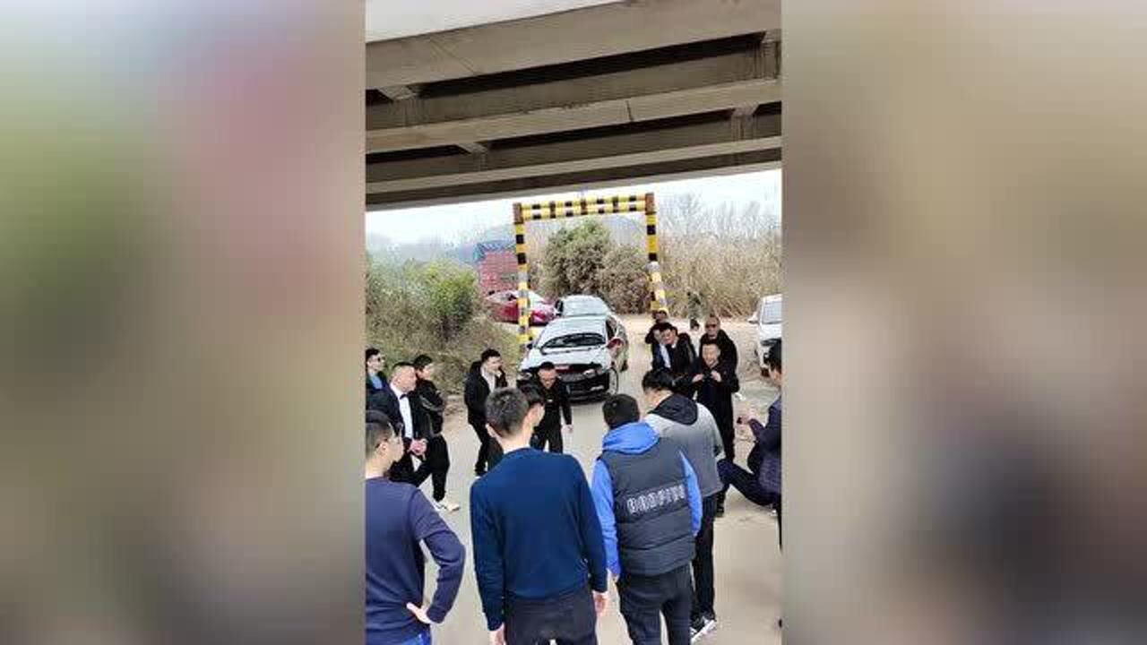 两队婚车乡间小路狭路相逢,两位新郎为了谁先到丈母娘家也是拼了