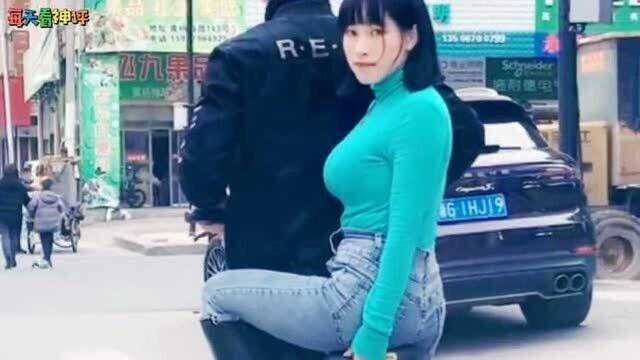 搞笑神评:路遇美女按下喇叭,她这表情是啥意思?