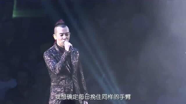 陈小春现场演唱《相依为命》老婆应采儿台下献飞吻,画面甜死人