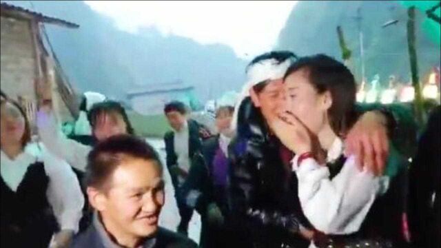 丧事喜办?云南一户人家办丧事,多位美女及孝家纵情欢跳