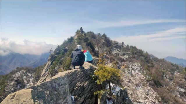 小伙独自登顶终南第一峰太兴山,最后200米需要在悬崖上攀爬,大风大雪能过去吗?