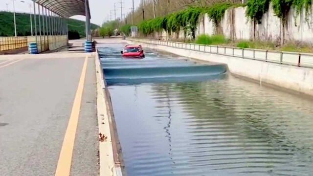 国产防水车太牛了,水流都快没过车顶了照样能开,这技术外国能比吗?