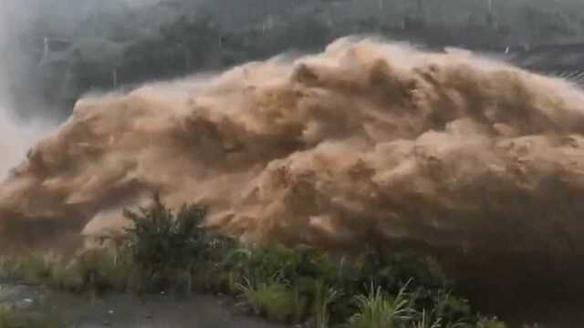 重庆奉节强降雨来袭:河水腾起数米高 黄井水库迎来历史最大泄洪