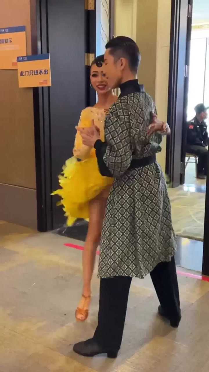 墨莉组合拉丁舞比赛现场女孩的眼神里都是故事