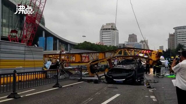 警方通报昆山一高压旋喷桩机砸中过路车:司机被送医救治