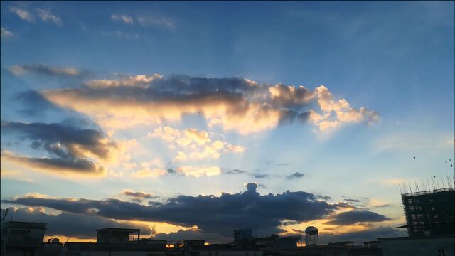 初秋炎热,宇哥用一个视频让你重温初夏的云霞,天空如此变幻多姿