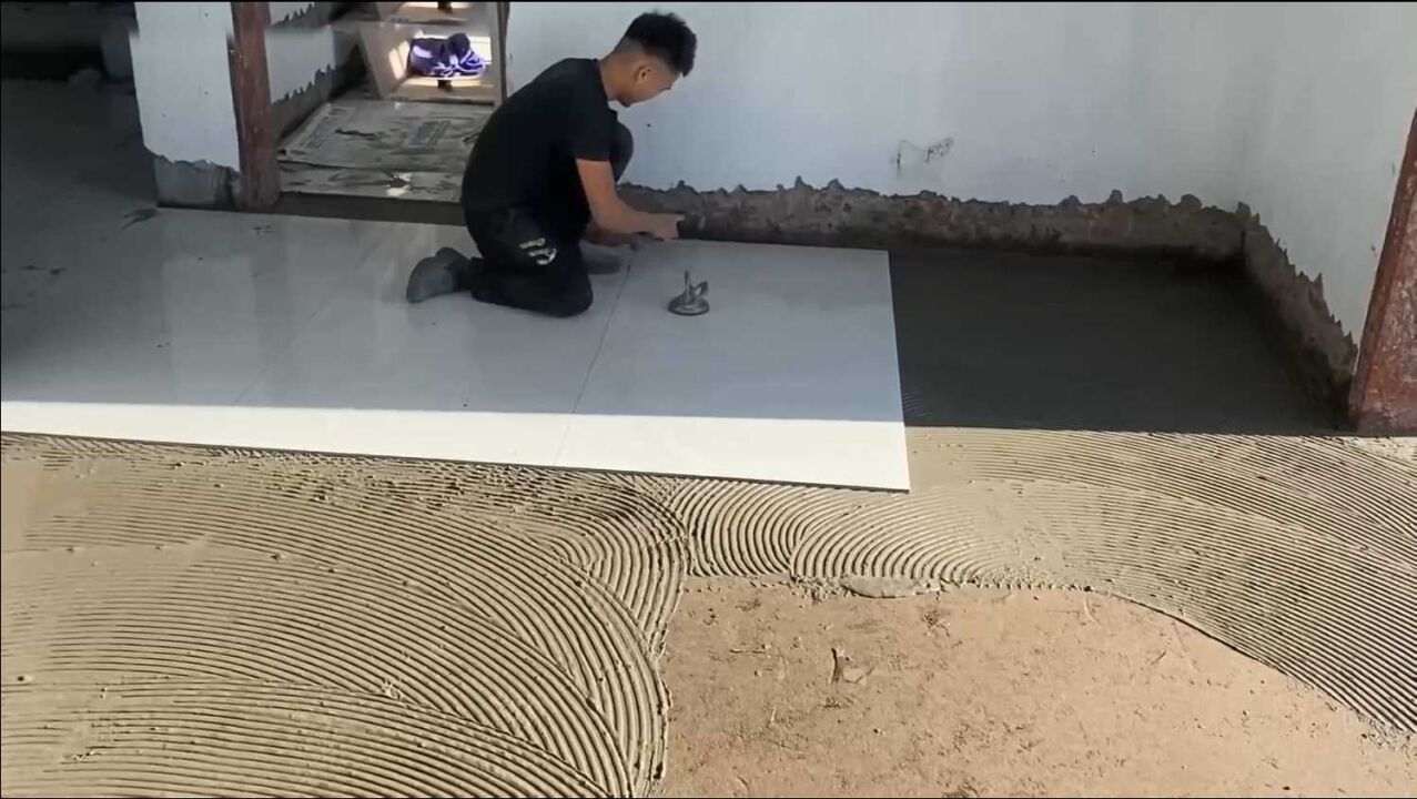 铺地砖最新技术,800乘800的瓷砖怎么铺,手法最关键_腾讯视频