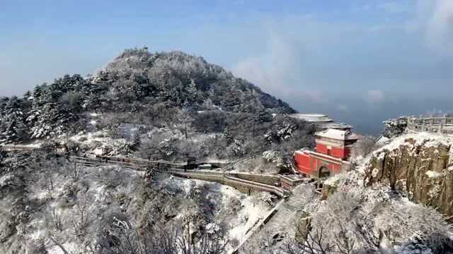 泰山之巅迎来今冬第二场降雪!前方发来美图! 桃花峪游览路关闭