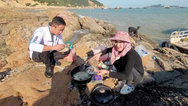 突遇涨潮很多鱼获来不及抓,小明还是凭丰富经验抢收肥美大鱼,太赞了