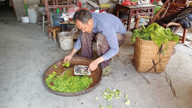 老爸说要给大家展示绝活,只知道他会建房子,没想到还有这一手