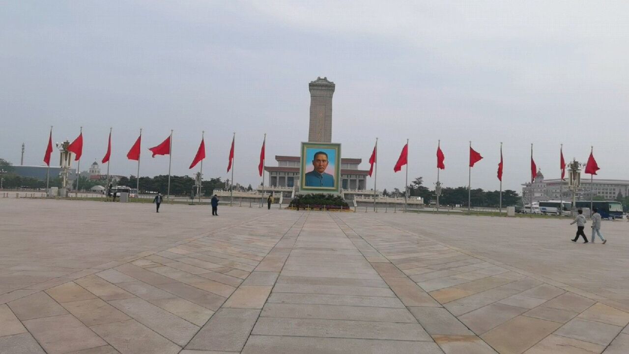 今天,北京天安门广场摆放了孙中山先生画像,怎么回事?