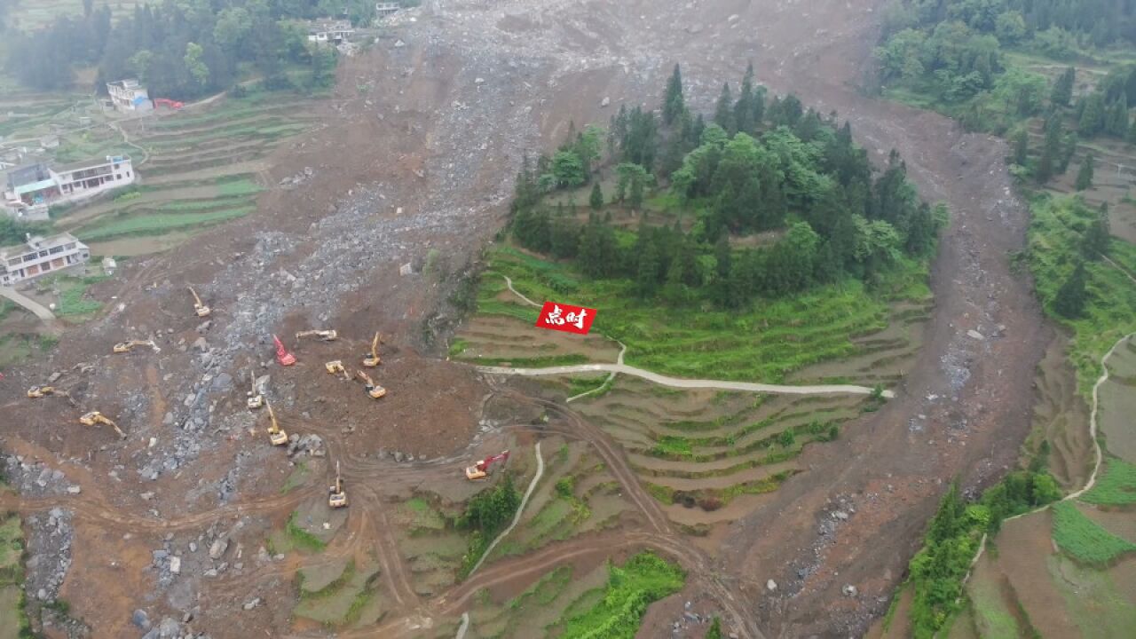 航拍贵州织金县山体崩塌救援现场 救援力量分组搜救中