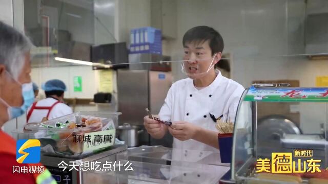 新时代美德山东高唐小吃店老板自制“就餐卡” 请环卫工人长期免费吃饭