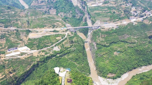 云贵川三省交界处,峡谷之上建起来的鸡鸣三省大桥,中国厉害了