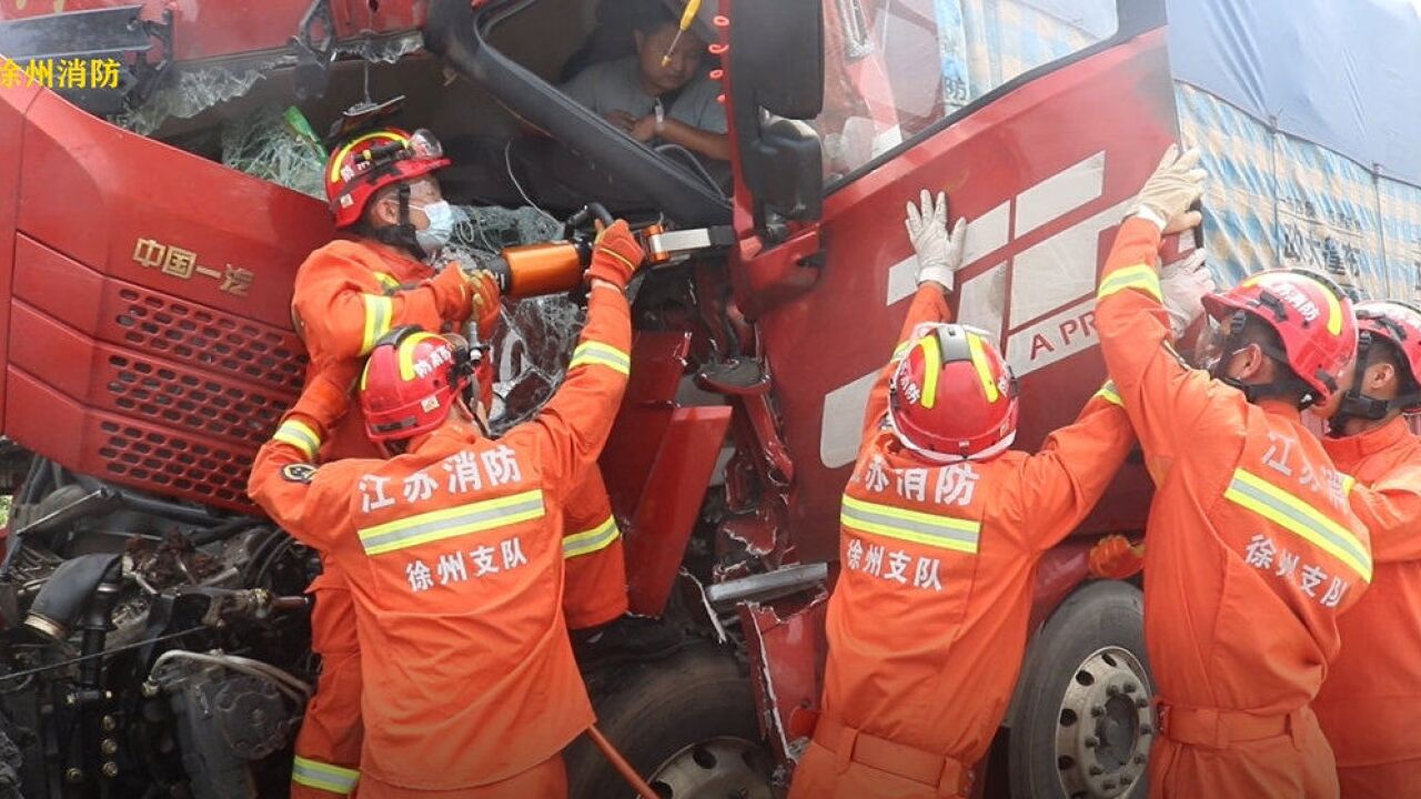 惨烈!货车追尾挂车司机受伤截肢