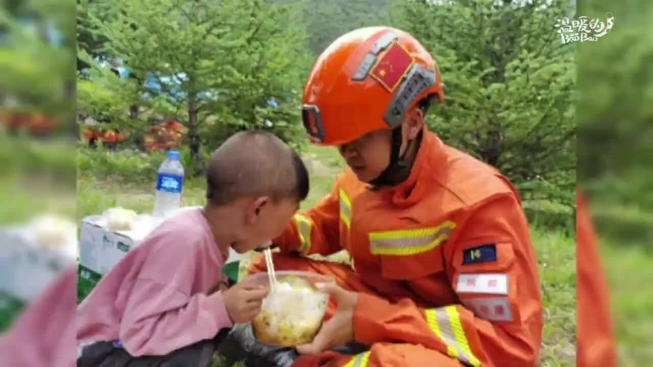 探访马尔康6.0级震群救灾一线: “看到你们这支队伍,我特别感动”