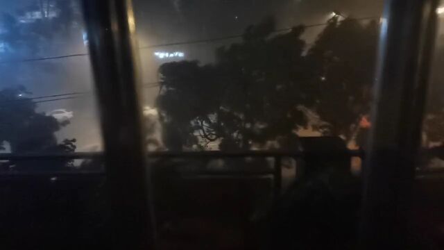 璧山这场暴雨太吓人!璧山消防哥冒雨救出8个人…