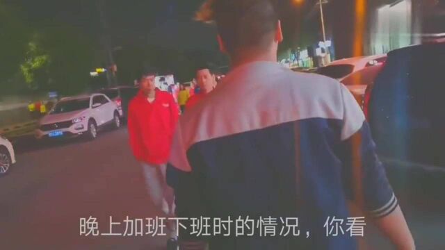 广东东莞:厚街万人大厂下班景象,据说工资4000块,每天好多人应聘