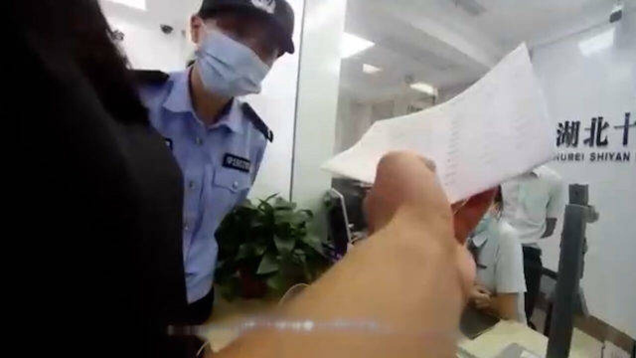 女子被骗20万当警察面坚称没转钱,民警:都是假的,我们才是真的