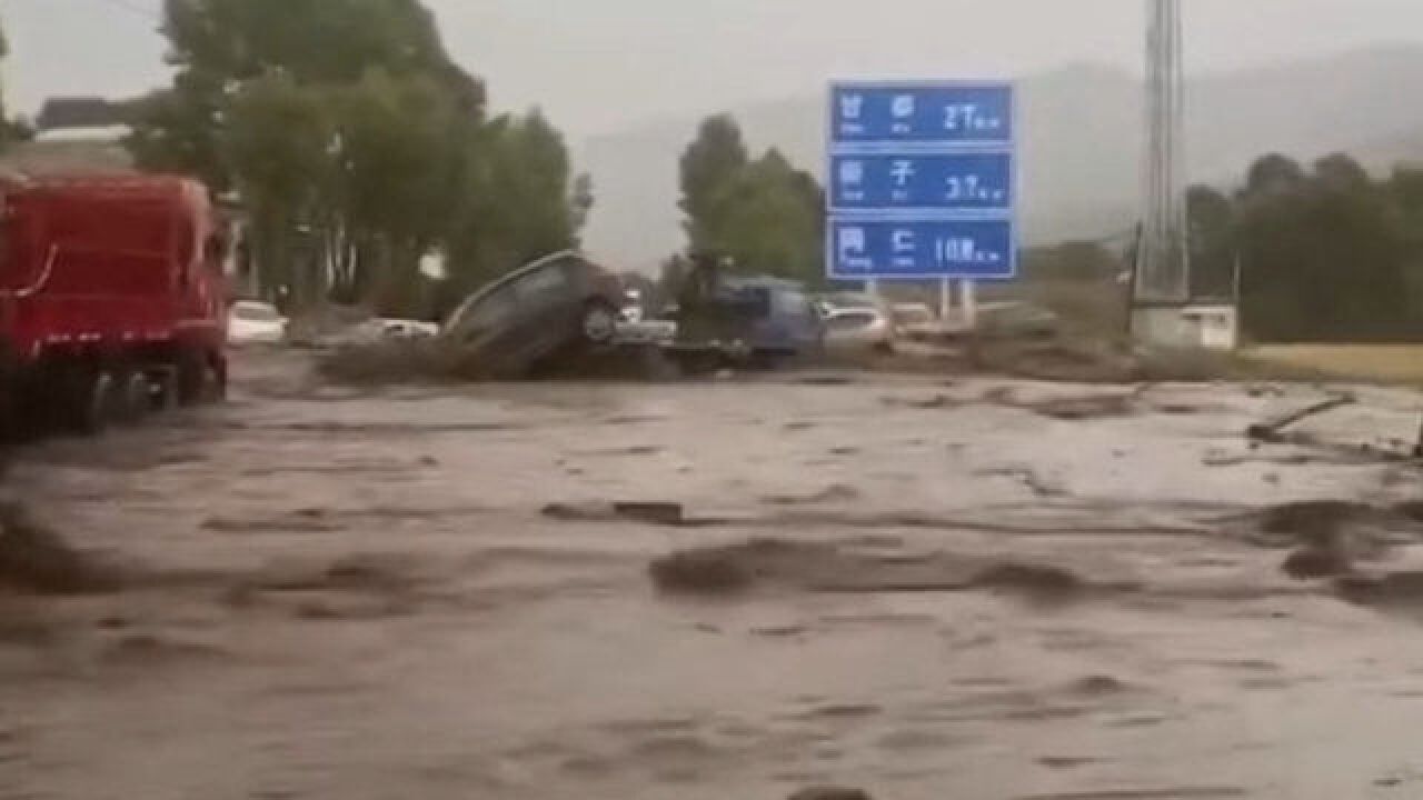 强降雨引发内涝!化隆县遭遇洪水袭击损失惨重,许多车辆被冲走